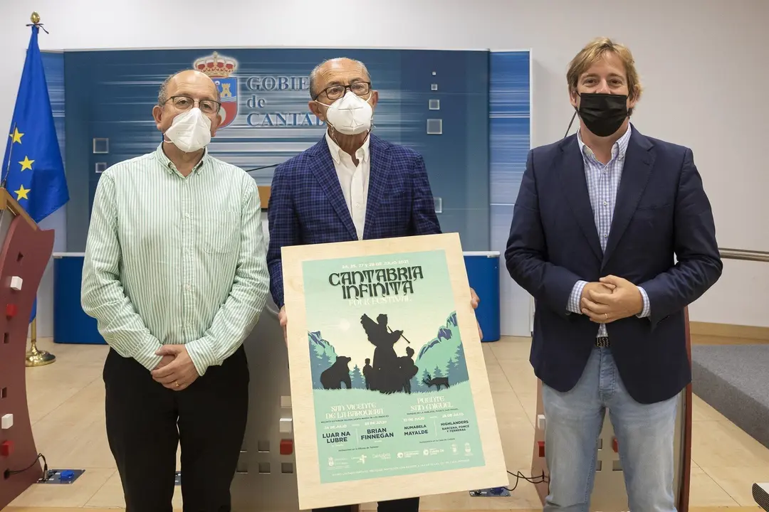 El consejero de Turismo, Javier L&oacute;pez Marcano, presenta el Festival de Folk &lsquo;Cantabria Infinita&rsquo; con los alcaldes de San Vicente de la Barquera y Reoc&iacute;n, Dionisio Luguera y Pablo Diestro, respectivamente