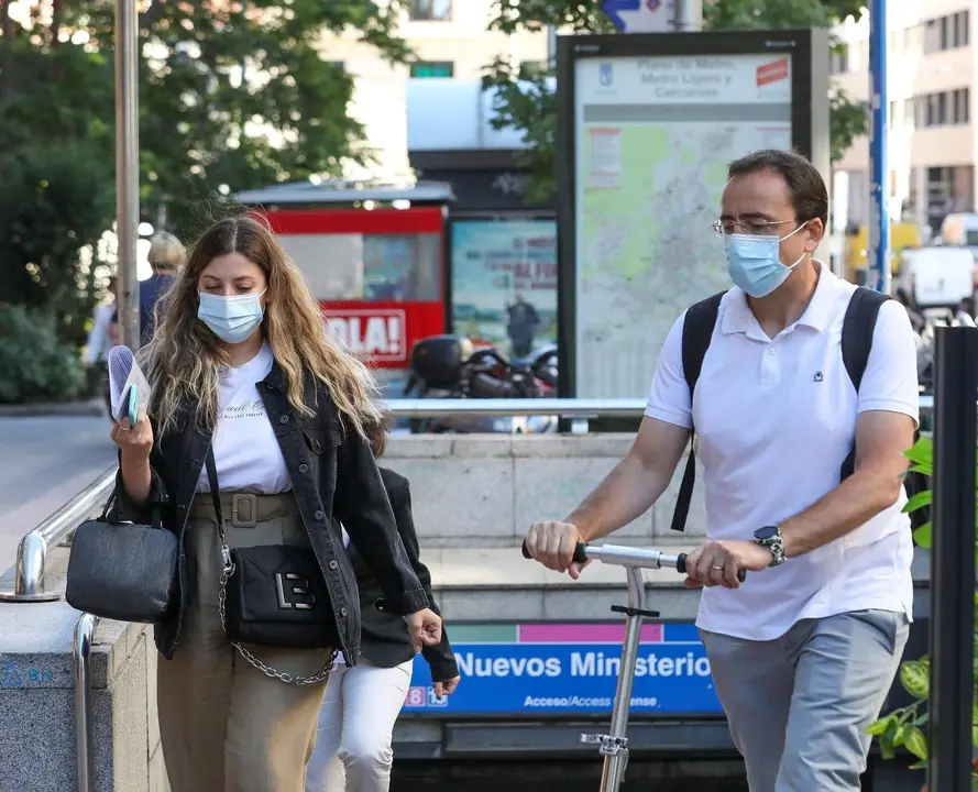 Varias personas salen del metro en las inmediaciones de Nuevos Ministerios, a 28 de junio de 2021, en Madrid, (Espa&ntilde;a).