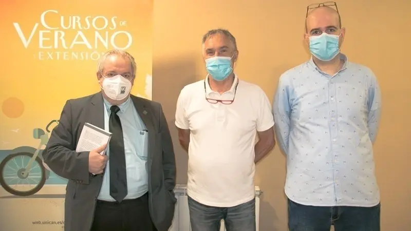 Jos&eacute; Mar&iacute;a Zamanillo, director de la sede de la Universidad de Cantabria de Camargo; Eugenio G&oacute;mez, concejal de Desarrolllo Local, Innovaci&oacute;n y Nuevas Tecnolog&iacute;as de Camargo; y Juan Antonio Pila, SEO de Creative Rainbow y director