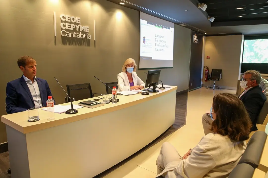 La consejera de Educaci&oacute;n y Formaci&oacute;n Profesional, Marina Lomb&oacute;, interviene en la Junta de la CEOE para informar de las novedades de la Formaci&oacute;n Profesional.