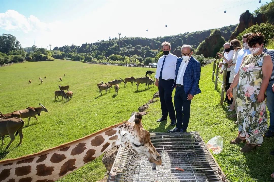 El consejero de Turismo, Javier L&oacute;pez Marcano, y el secretario de Estado de Turismo, Fernando Vald&eacute;s, en Cab&aacute;rceno