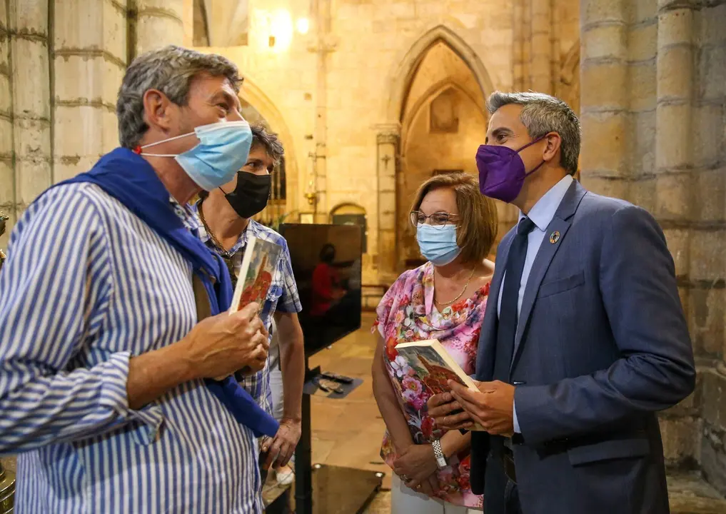 El vicepresidente, Pablo Zuloaga, asiste a la presentaci&oacute;n del libro &lsquo;Santa Mar&iacute;a de Laredo. El coraz&oacute;n de una villa&rsquo;, escrito por Fernando Baylet e ilustrado por Imanol L&oacute;pez