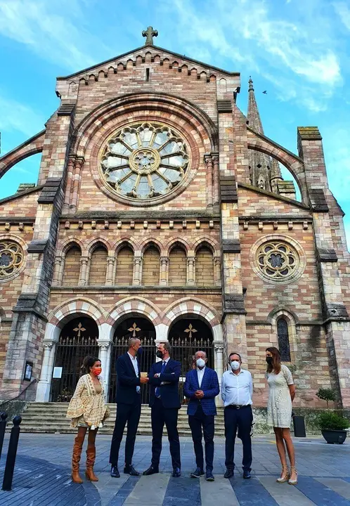 El consejero de Industria, Turismo, Innovaci&oacute;n, Transporte y Comercio, Francisco Javier L&oacute;pez Marcano, el secretario de Estado de Turismo, Fernando Vald&eacute;s, y el alcalde de Torrelavega, Javier L&oacute;pez Estrada