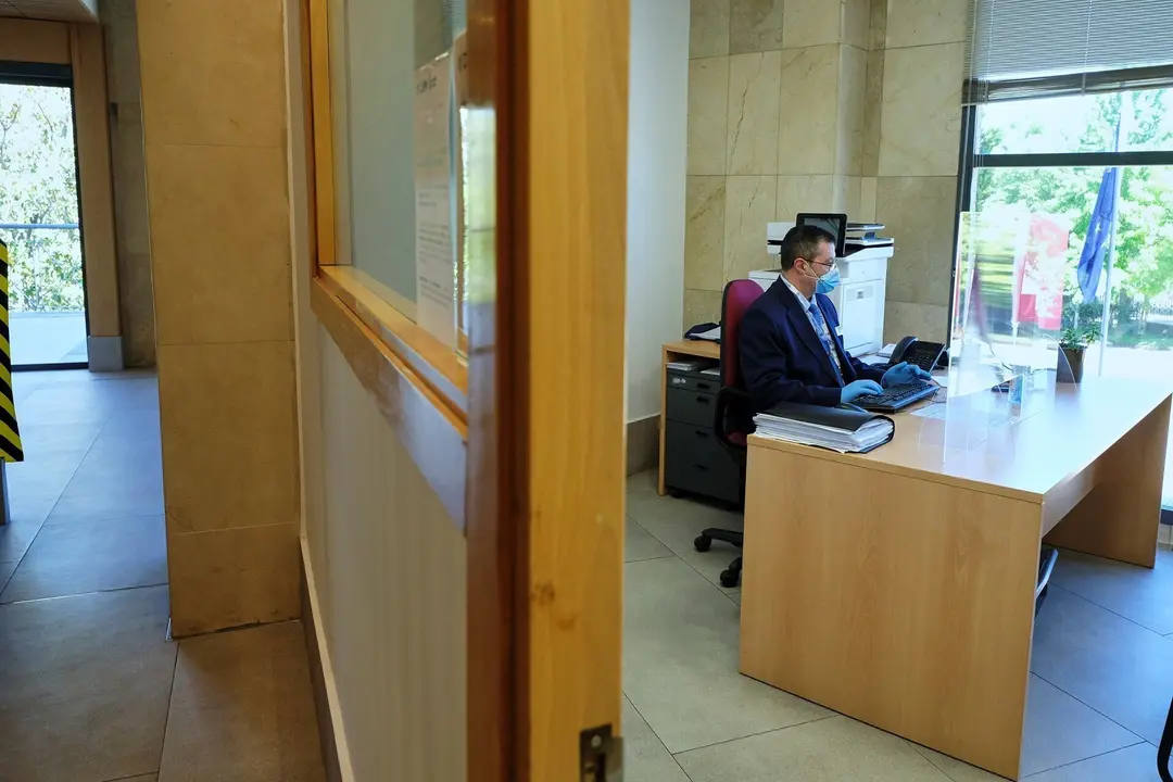 Archivo - Un trabajador protegido con guantes y mascarilla