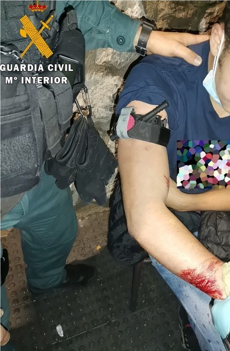 La Guardia Civil auxilia a un joven herido grave en Noja