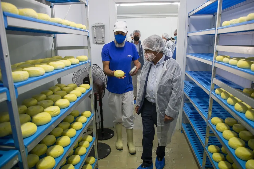 El presidente de Cantabria, Miguel &Aacute;ngel Revilla, y el consejero de Desarrollo Rural, Ganader&iacute;a, Pesca, Alimentaci&oacute;n y Medio Ambiente, Guillermo Blanco, visitan las instalaciones de la queser&iacute;a La Jarradilla