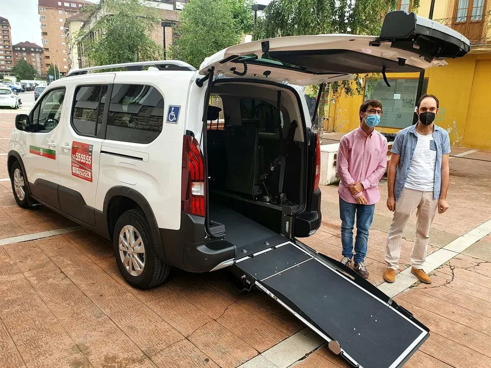 El concejal Borja Sainz y el taxista Alejandro Gonz&aacute;lez presentan el nuevo taxi adaptado que prestar&aacute; servicio en Torrelavega