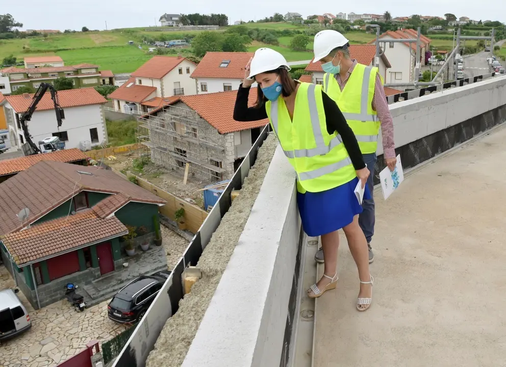 La alcaldesa visita las viviendas de San Rom&aacute;n