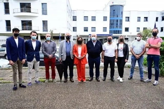La presidenta del PP de Cantabria, Mar&iacute;a Jos&eacute; S&aacute;zn de Buruaga, y alcaldes del PP frente al Hospital de Laredo