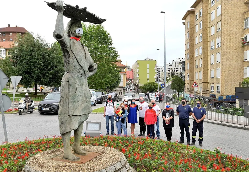 Colocaci&oacute;n del pa&ntilde;uelo de  San Ferm&iacute;n a la Sardinera