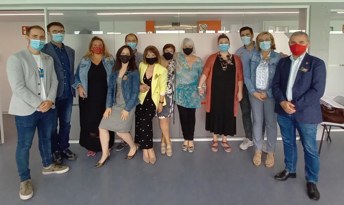 El alcalde Alberto Garc&iacute;a Onand&iacute;a y el concejal Luis del Pi&ntilde;al en la clausura de la Lanzadera de Empleo Municipal.