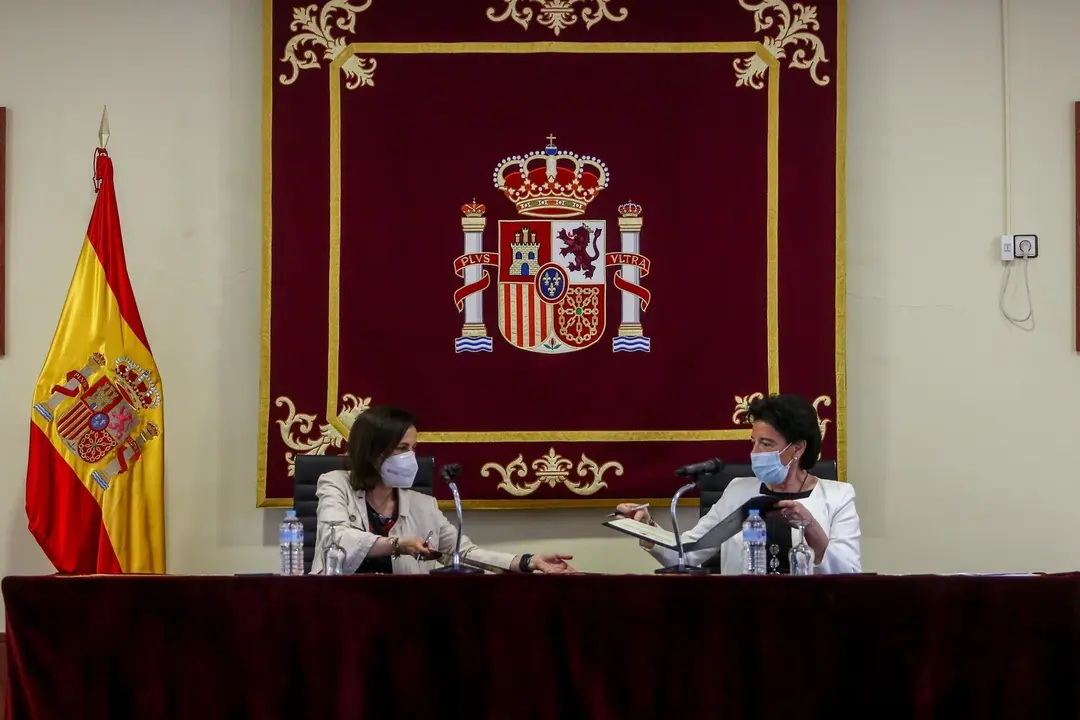 La ministra de Defensa, Margarita Robles (i); y la ministra de Educaci&oacute;n y FP, Isabel Cela&aacute; (d), durante el acto de firma del Acuerdo para la Formaci&oacute;n Profesional y el Empleo de los militares de Tropa y Mariner&iacute;a este martes