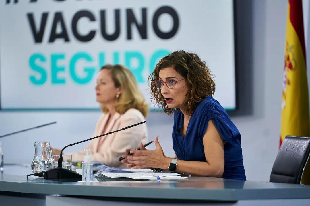 La vicepresidenta segunda y ministra de Asuntos Econ&oacute;micos y Transformaci&oacute;n Digital, Nadia Calvi&ntilde;o (i), y la ministra de Hacienda y portavoz del Gobierno, Mar&iacute;a Jes&uacute;s Montero, intervienen en una rueda de prensa posterior al Consejo de Ministros, a 6 de ju