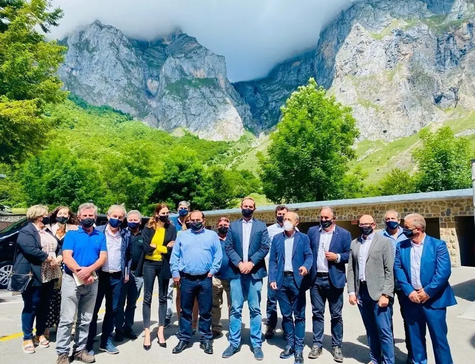 El consejero de Turismo, Javier L&oacute;pez Marcano, presenta, junto al secretario de Estado de Turismo, Fernando Vald&eacute;s, y el presidente de la Mancomunid de Li&eacute;bana y Pe&ntilde;arrubia, Julio Cires, el Plan de Sostenibilidad Tur&iacute;stica.