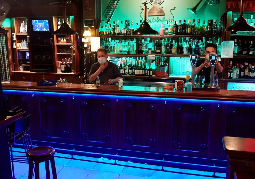 Dos camareros en un local de ocio nocturno.- Archivo