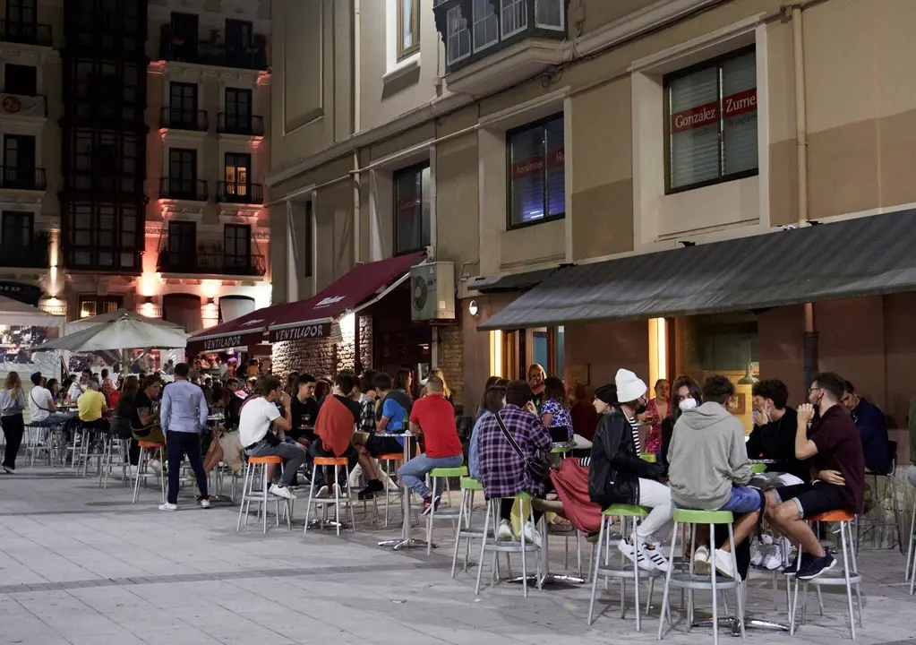 Ambiente en una calle de bares de Santander, antes de su cierre a medianoche, a 3 de julio de 2021, en Santander, Cantabria (Espa&ntilde;a). La regi&oacute;n de Cantabria acord&oacute; cerrar a partir de este viernes y durante 14 d&iacute;as los locales de ocio nocturno a las 00:00 