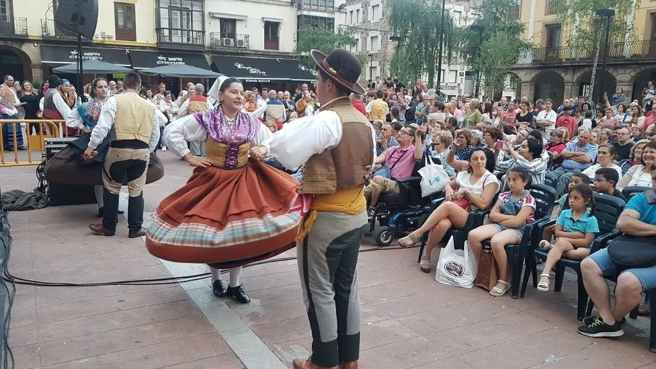 Imagen de archivo de la actuaci&oacute;n de Folklore y Mayalde durante la edici&oacute;n de 2019 del curso de verano de folklore de la UC en Torrelavega