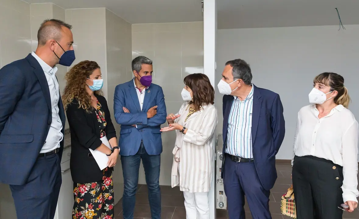 El vicepresidente, Pablo Zuloaga; la consejera de Empleo y Pol&iacute;ticas Sociales, Ana Bel&eacute;n &Aacute;lvarez; la delegada del Gobierno, Ainoa Qui&ntilde;ones; y el alcalde de Torrelavega, Javier L&oacute;pez Estrada, visitan las viviendas adquiridas a la SAREB en Ganzo