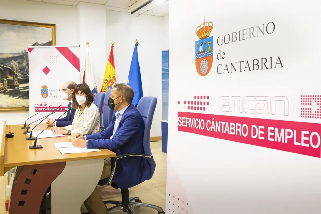 La consejera de Empleo y Pol&iacute;ticas Sociales, Ana Bel&eacute;n &Aacute;lvarez, acompa&ntilde;ada por el vicepresidente del Cl&uacute;ster de Automoci&oacute;n de Cantabria 'Gira' y CEO de Maflow Spain Automotive, Marcos D&iacute;ez, presenta el programa 'Talento y Empleo'.
