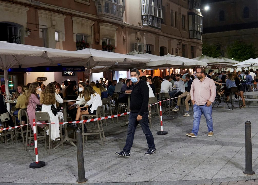 Ambiente en una calle de bares de Santander, antes de su cierre a medianoche,