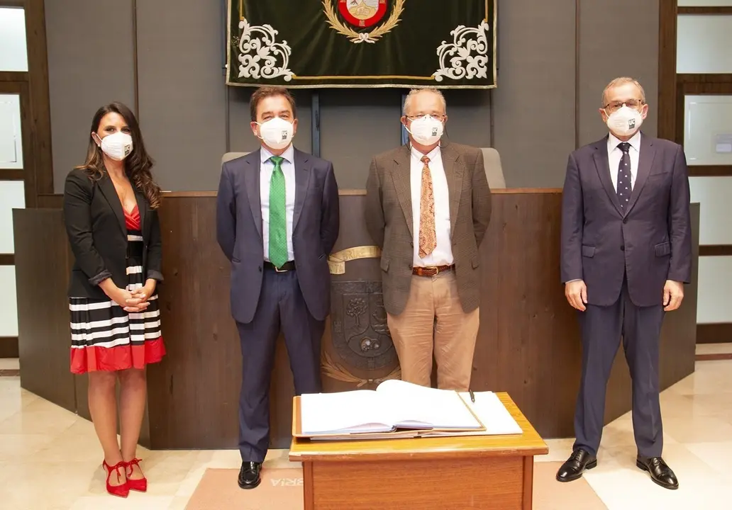 Toman posesi&oacute;n directores de departamentos de la UC