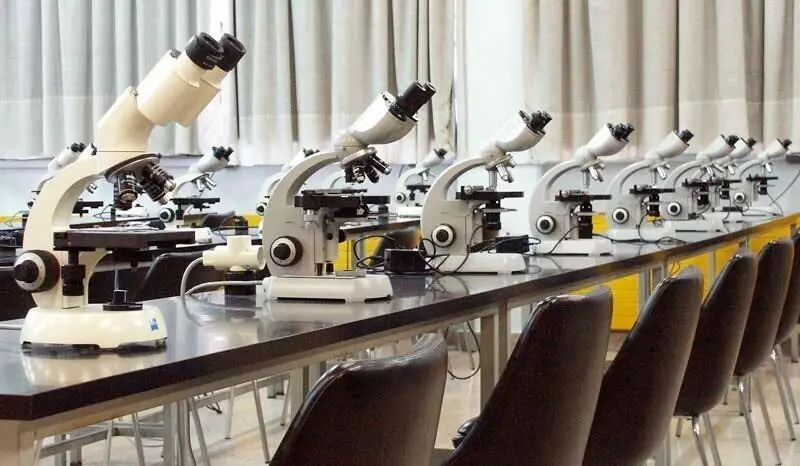 Microscopios en los laboratorios de la UC