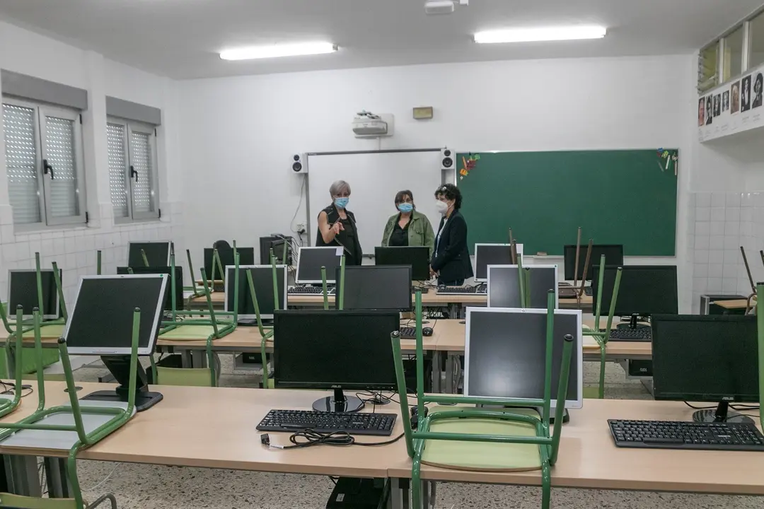 La alcaldesa de Polanco, Rosa D&iacute;az, visita las nuevas instalaciones del colegio p&uacute;blico de Requejada
