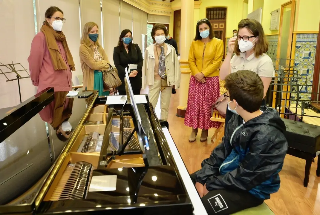 La alcaldesa Gema Igual y la presidenta de la Fundaci&oacute;n Alb&eacute;niz Paloma O`Shea en su visita al Summer Camp