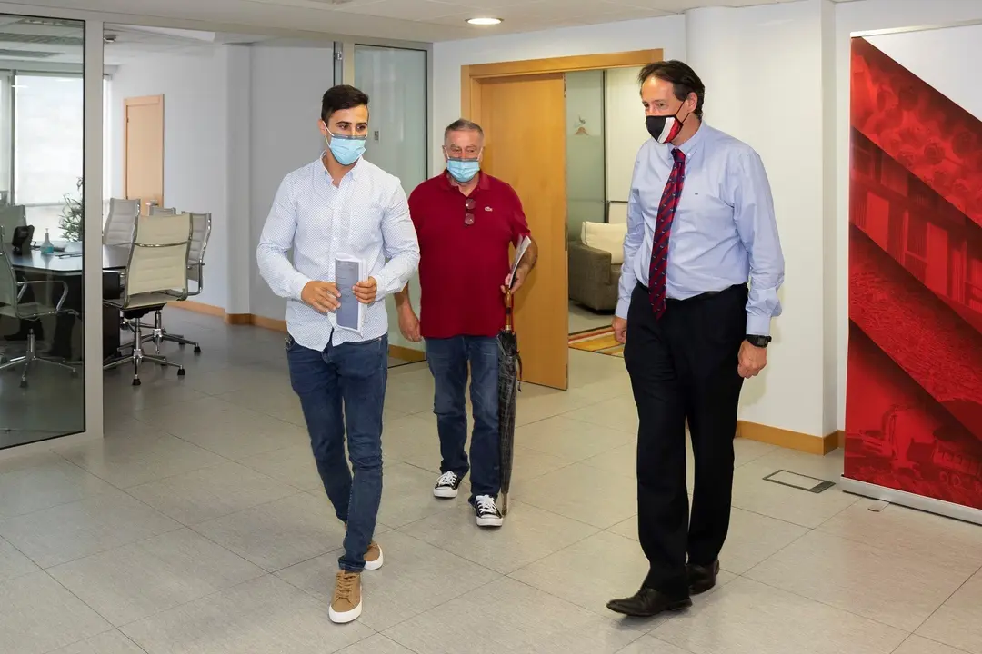 El consejero de Obras P&uacute;blicas, Ordenaci&oacute;n del Territorio y Urbanismo, Jos&eacute; Luis Gochicoa, se re&uacute;ne con el alcalde de Hazas de Cesto, Alejandro Llano