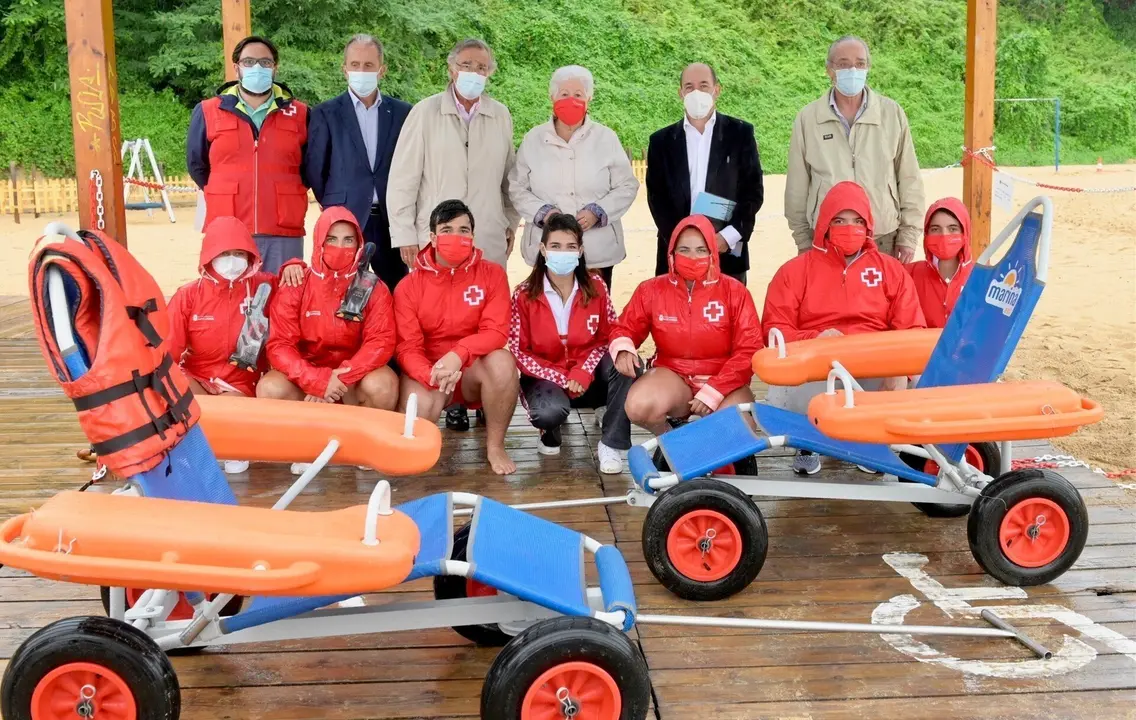 Presentaci&oacute;n de la ampliaci&oacute;n del servicio de ba&ntilde;o asistido para personas con discapacidad, en la playa de Los Peligros, en Santander.