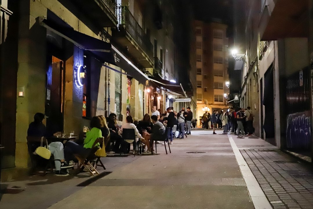 Varias terrazas con clientes durante la primera noche de la reapertura del ocio nocturno con condiciones en Galicia, a 1 de julio de 2021, en Vigo, Pontevedra, Galicia (España). A partir de hoy, la Xunta de Galicia permite la reapertura de los locales de 