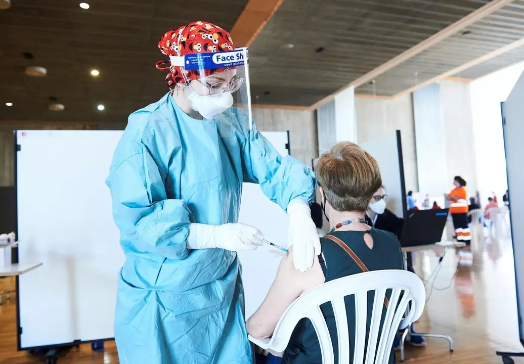 Archivo - Una mujer recibe la vacuna del Covid