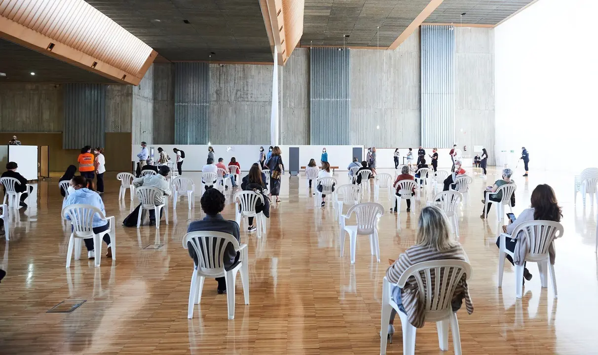 Archivo - Varias personas, en un dispositivo de vacunaci&oacute;n masiva frente al Covid-19, en el Palacio de Exposiciones y Congresos de Santander