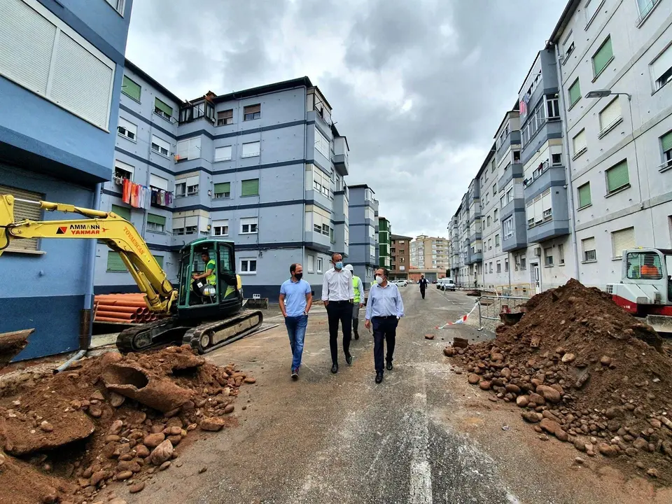 El alcalde y el concejal de Obras, Javier L&oacute;pez Estrada y Jos&eacute; Manuel Cruz Viadero, visitan las obras del entorno de R&iacute;o Ebro, en el Barrio Covadonga