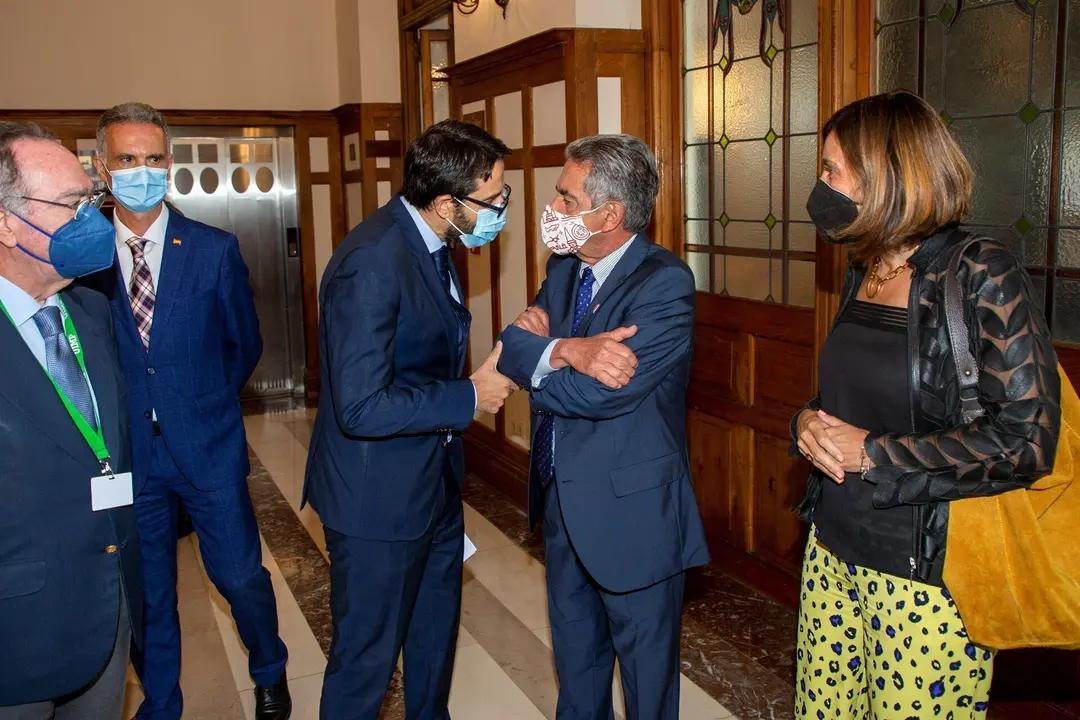 El secretario de Estado de Justicia, Pablo Zapatero, y el presidente de Cantabria, Miguel &Aacute;ngel Revilla, inauguran un curso de la UIMP acompa&ntilde;ados por la consejera de Presidencia, Interior, Justicia y Acci&oacute;n Exterior, Paula Fern&aacute;ndez