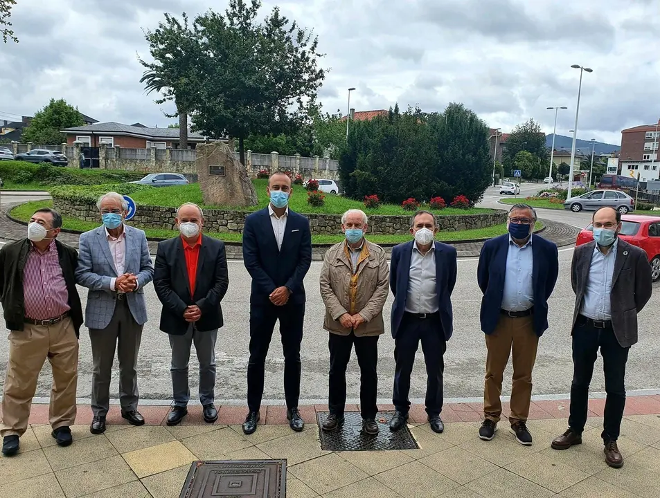 El alcalde, Javier L&oacute;pez Estrada, y miembros de Quercus, junto a la placa conmemorativa del 25 aniversario del grupo de opini&oacute;n