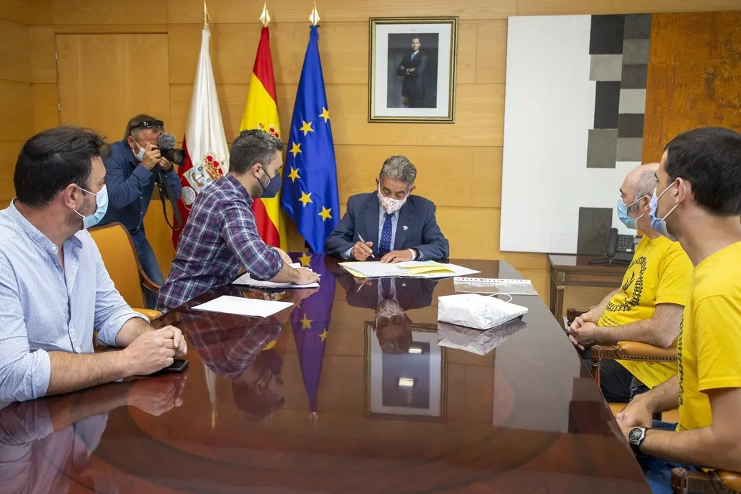 El presidente de Cantabria, Miguel &Aacute;ngel Revilla, recibe a la Plataforma en Defensa del Tren Santander-Bilbao.