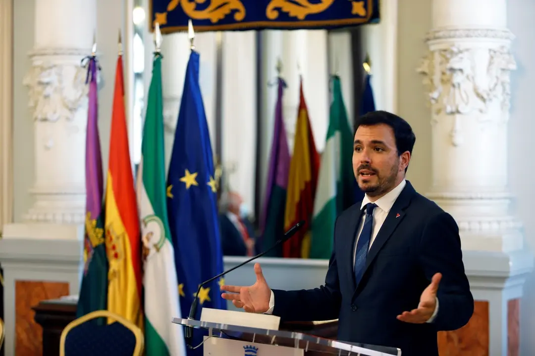 El ministro de Consumo, Alberto Garz&oacute;n, se dirige al p&uacute;blico asistente  despu&eacute;s de  firmar  el convenio para la Junta Arbitral de Consumo con el consejero de Salud y Familias, Jes&uacute;s Aguirre,  a 02 de julio 2021 en M&aacute;laga (Andaluc&iacute;a)
