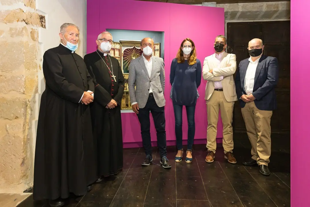 El consejero de Industria, Turismo, Innovaci&oacute;n, Transporte y Comercio, Javier L&oacute;pez Marcano, inaugura la exposici&oacute;n de plater&iacute;a.