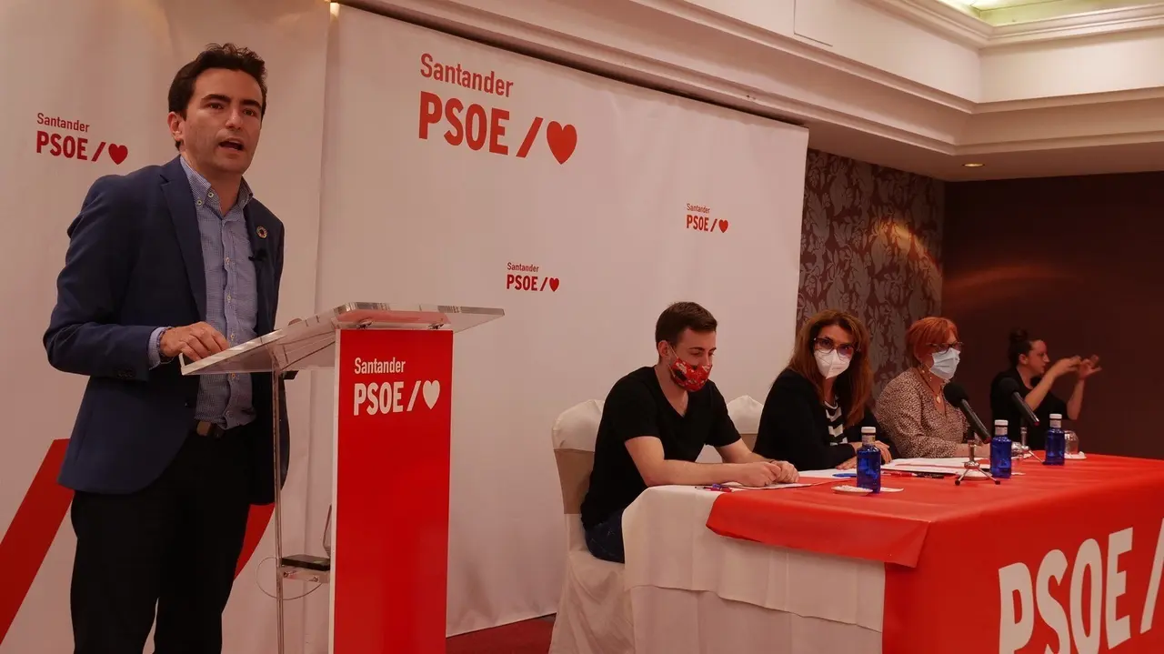 El secretario general del PSOE de Santander, Pedro Casares, en la primera asamblea de la agrupaci&oacute;n tras la pandemia.