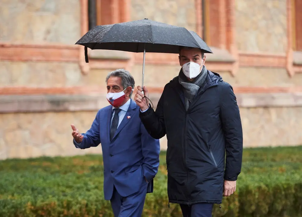Archivo - El presidente de Cantabria, Miguel &Aacute;ngel Revillajunto al presidente del Gobierno, Pedro S&aacute;nchez
