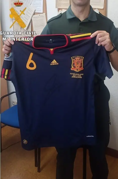 Camiseta de Iniesta robada de una exposici&oacute;n de Camargo