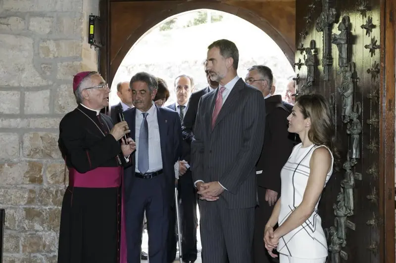 Imagen de archivo de la visita de Don Felipe y Do&ntilde;a Letizia al Monasterio de Santo Toribio de Li&eacute;bana en 2017 (FOTO: Gobierno de Cantabria)