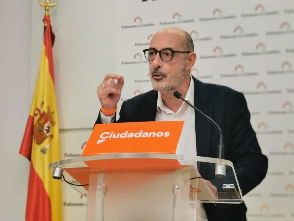 El coordinador de Ciudadanos (Cs) en Cantabria, Félix Álvarez, en rueda de prensa.