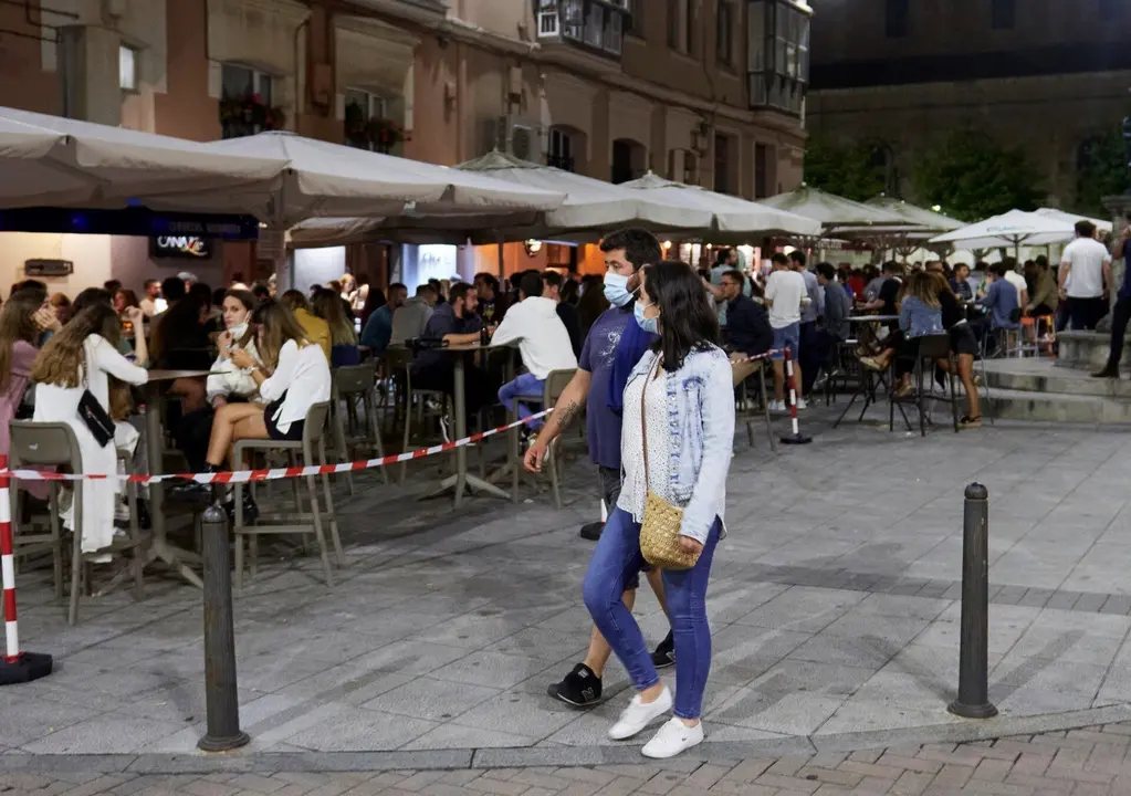 Ambiente en una calle de bares de Santander