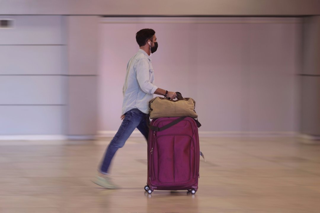 Un hombre camina con su equipaje en la terminal T1 del Aeropuerto de Madrid - Barajas Adolfo Suárez, a 8 de julio de 2021, en Madrid (España). 