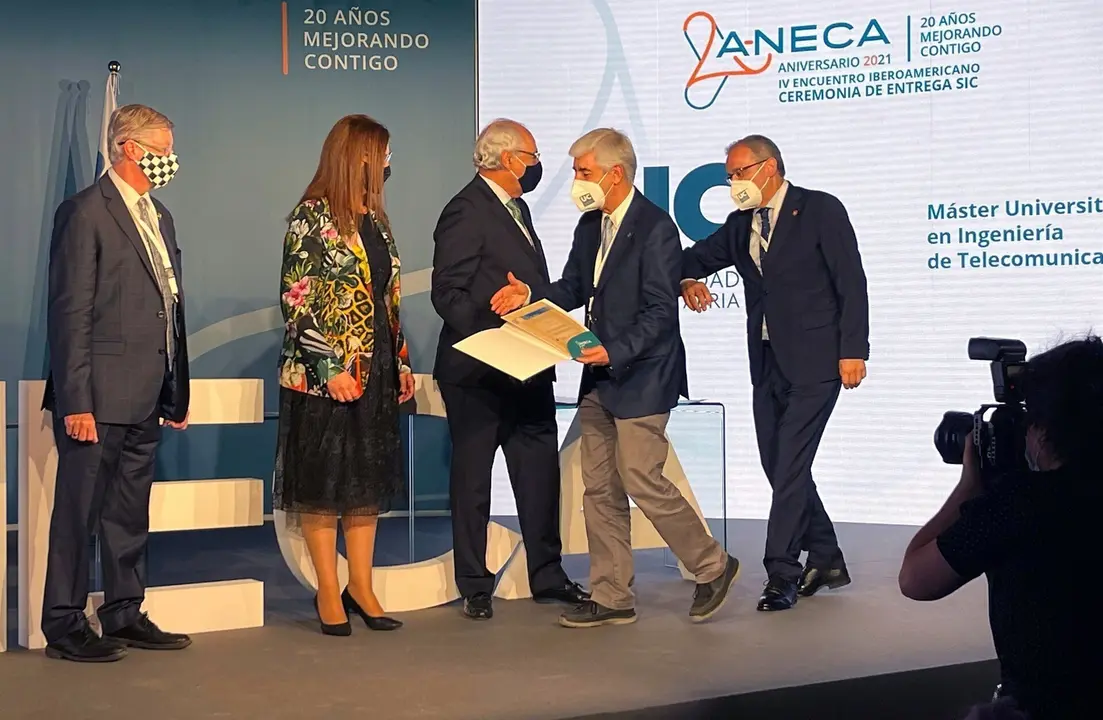 Azcondo y Pazos recogen el reconocimiento.