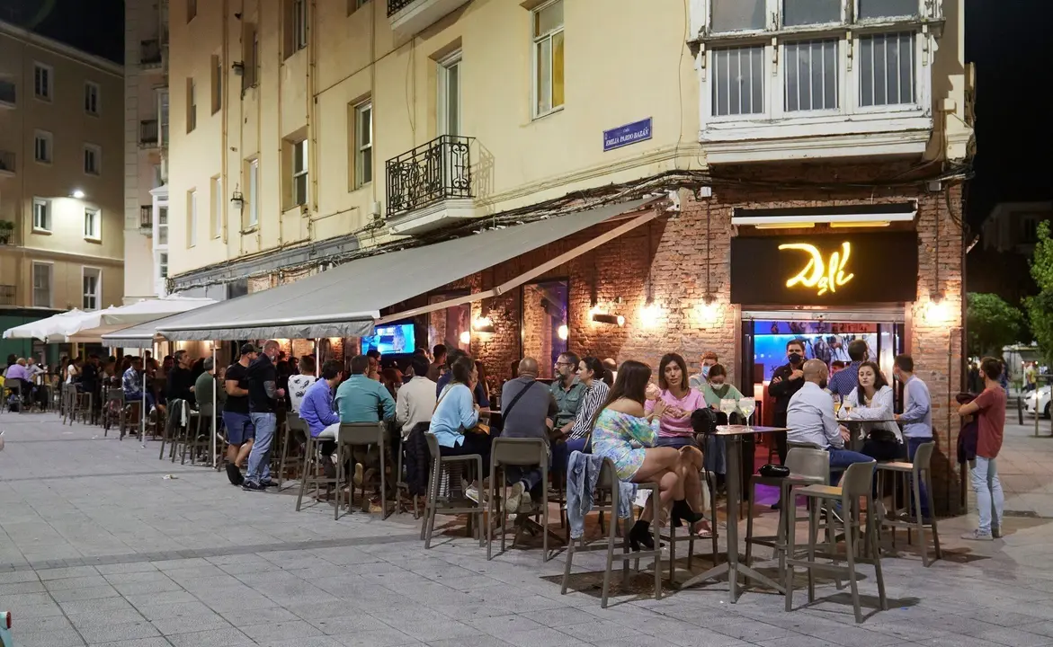 Ambiente en una calle de bares de Santander