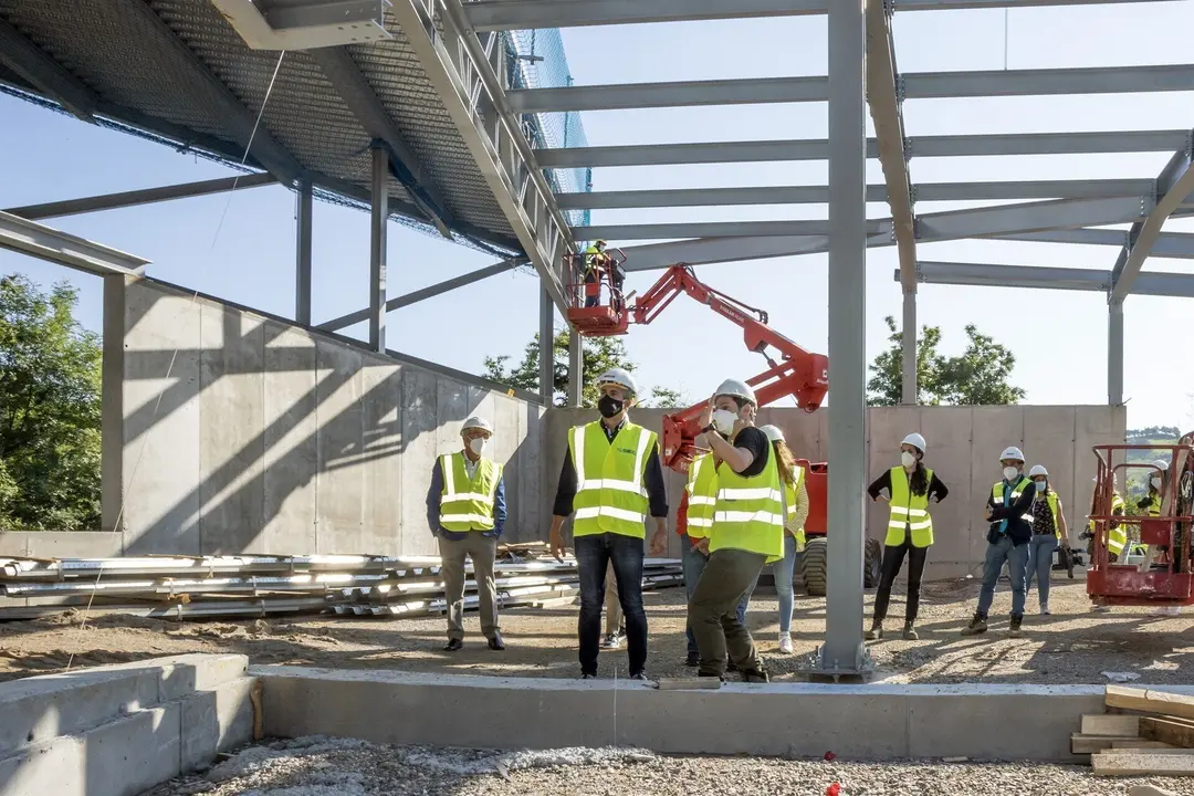 El vicepresidente y consejero de Universidades, Igualdad, Cultura y Deporte, Pablo Zuloaga, visita la evoluci&oacute;n de las obras de construcci&oacute;n del Centro de Arte Rupestre de Cantabria.