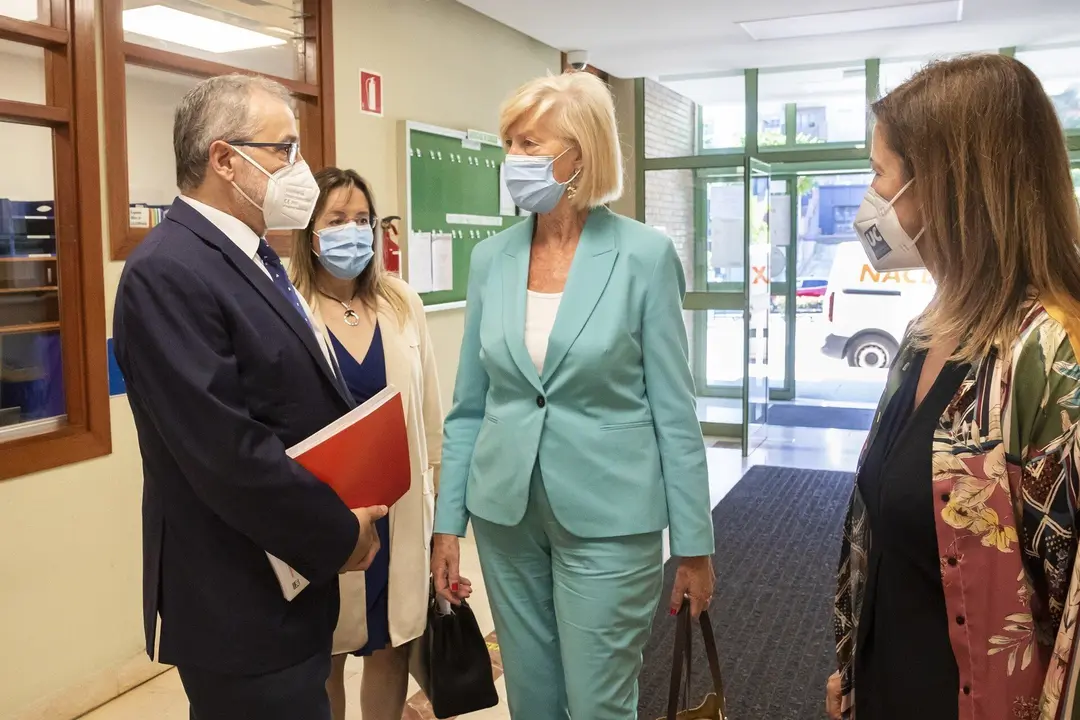 La consejera de Educaci&oacute;n y Formaci&oacute;n Profesional, Marina Lomb&oacute;, se re&uacute;ne con el rector de la Universidad de Cantabria (UC), &Aacute;ngel Pazos.